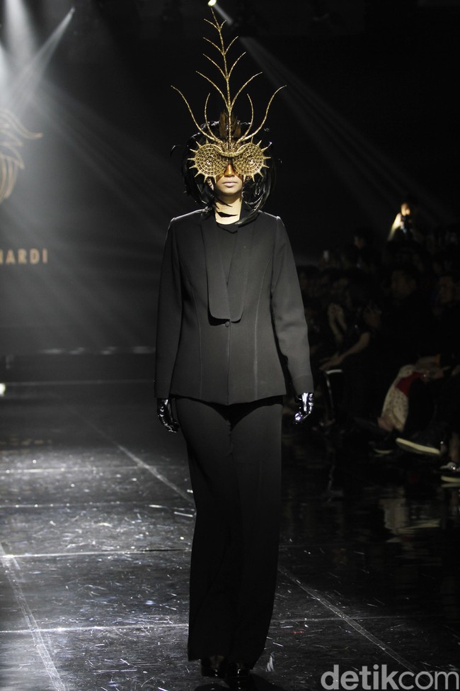 Desiner aksesori Rinaldy Yunardi menampilkan 34 provinsi di Indonesia menjadi aksesori nan megah di peragaan bertajuk Aku Untukmu Indonesia di Hotel Harris. Kelapa Gading. Jakarta. Rabu [21/08/2019]. Foto: Mohammad Abduh/Wolipop