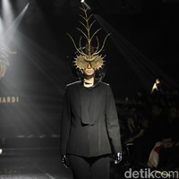 Desiner aksesori Rinaldy Yunardi menampilkan 34 provinsi di Indonesia menjadi aksesori nan megah di peragaan bertajuk Aku Untukmu Indonesia di Hotel Harris. Kelapa Gading. Jakarta. Rabu [21/08/2019]. Foto: Mohammad Abduh/Wolipop