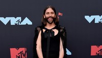 Penata rambut dan juga bintang Queer Eye itu tampil dengan mengenakan cape dress hitam berpotongan rendah. Jamie McCarthy/Getty Images for MTV