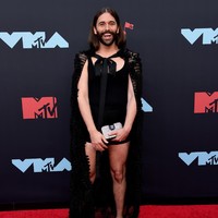 Fenomena crosshijaber menggemparkan media sosial, di mana sejumlah pria berpakaian seperti hijabers syari lengkap dengan hijab, gamis, dan bahkan cadar. Istilah crosshijaber diambil dari kata crossdressing yaitu pria yang suka tampil mengenekan baju  wanita. Sejumlah artis pria internasional kerap tampil dengan crossdressing. Salah satunya adalah Jonathan Van Ness. Di sejumlah kesempatan red carpet, aktor berkumis ini kerap tampil mengenakan dress indah bak wanita.  Foto: Jamie McCarthy/Getty Images