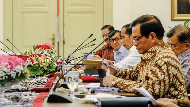 Jika ditemukan pelanggaran, Jokowi meminta adanya tindakan tegas.