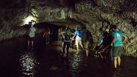 Aktivitasnya pun diketahui cukup menantang, seperti hiking, diving, kayaking hingga bersepeda dan ziplining (@wheeltheworld/Instagram)