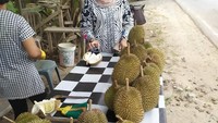 Alhamdulillah, ketemu Durian, kata Nor Baiti di keterangan foto. Wah, sepertinya durian di Samarinda mantap! Foto: Instagram h_isrannoor/norbaitiisrannoor