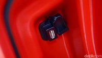 Sementara di glove box sudah memiliki USB Port untuk mengisi daya gadget pengendara.