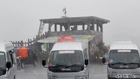 Kawasan Tangkuban Perahu, Jawa Barat, diguyur hujan selepas ratusan warga dan santri Pesantren Al Amin menunaikan salat istisqa atau ibadah meminta hujan, Selasa (27/8/2019).