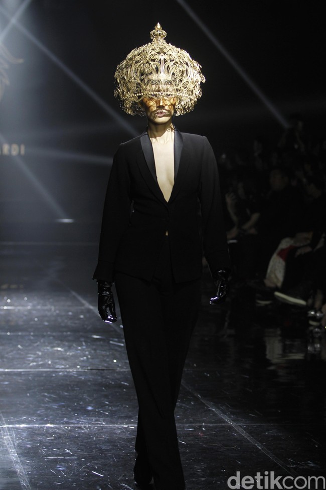 Desiner aksesori Rinaldy Yunardi menampilkan 34 provinsi di Indonesia menjadi aksesori nan megah di peragaan bertajuk Aku Untukmu Indonesia di Hotel Harris. Kelapa Gading. Jakarta. Rabu [21/08/2019]. Foto: Mohammad Abduh/Wolipop