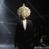 Desiner aksesori Rinaldy Yunardi menampilkan 34 provinsi di Indonesia menjadi aksesori nan megah di peragaan bertajuk Aku Untukmu Indonesia di Hotel Harris. Kelapa Gading. Jakarta. Rabu [21/08/2019]. Foto: Mohammad Abduh/Wolipop