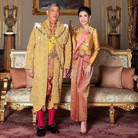 Akademisi ilmu politik Puangchon Unchanam dari Universitas Naresuan menyebut, peran Sineenat dalam Kerajaan Thailand berguna untuk mengambil hati rakyat. Dia menjadi bangsawan yang disayangi di Thailand dengan citra muda, energik, cantik, bugar, ramah dan sporty.  Foto: HANDOUT/AFP/Getty Images