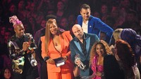 Namun ternyata saat Taylor Swift dan rekan-rekan di video klipnya maju ke atas panggung, John Travolta salah memberikan piala. Mike Coppola/Getty Images for MTV