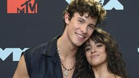 Shawn dan Camila pun berhasil mendapatkan piala lewat kategori Best Collaboration. Roy Rochlin/Getty Images for MTV