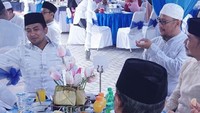 Momen makan bersamanya ini dilakukan bersama masyarakat Penajam Paser Utara. Ia menuliskan Kebersamaan insyaAllah akan membawa keberkahan untuk Penajam Paser Utara yang maju modern dan religius,. Foto: Instagram @abdulgafurmasud