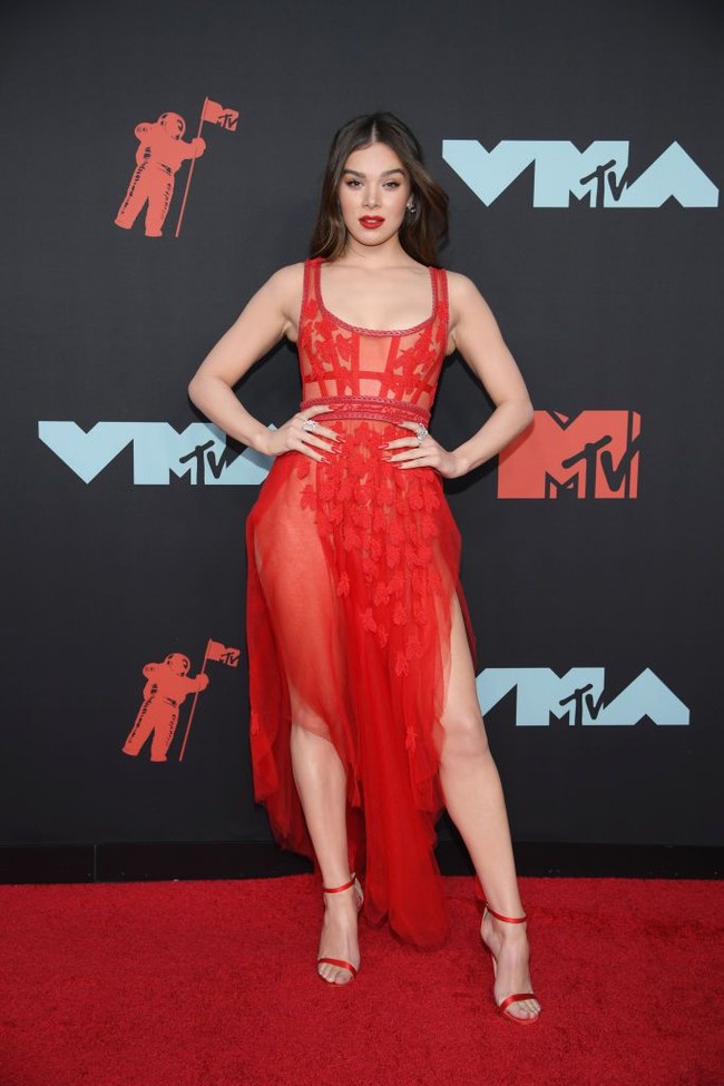 Aktris dan penyanyi Hailee Steinfeld memakai gaun merah menerawang dari Aadnevik yang dipermanis dengan detail bordir. Semakin seksi lagi berkat belahan tinggi yang mengekspos kedua kakinya. (Foto: Getty Images)