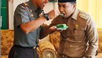 Yang satu ini momen dirinya tengah disuapi kue ulang tahun dari Letkol Mahmud Dandim Penajam Paser Utara. Foto: Instagram @abdulgafurmasud