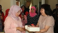 Wajah bahagia terpancar dari Nor Baiti ketika mendapat kejutan ulang tahun. Momennya makin meriah dengan kehadiran kue. Foto: Instagram h_isrannoor/norbaitiisrannoor