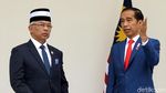 Senyum Jokowi Saat Terima Kedatangan Raja Malaysia di Istana Bogor