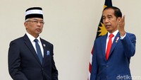 Presiden Jokowi mengajak Raja Malaysia Yang Dipertuan Agong Malaysia Al- Sultan Abdullah Ri’ayatauddin Al Mustafa Billah Shah berbincang di selasar Istana Kepresidenan Bogor dan selanjutnya berbincang sambil berjalan menyusuri halaman belakang Istana Kepresidenan Bogor.
