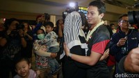 Istri Ahsan, Christine Novitania turut menyambut suaminya.