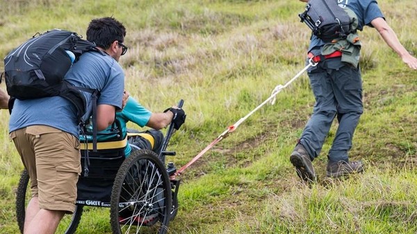 Sama-sama berasal dari Chile, keduanya memiliki latar belakang dan kondisi berbeda. Alvaro, di satu sisi merupakan seorang difabel. Di umurnya yang ke-19, kecelakaan merenggut fungsi kaki Alvaro dan memaksanya memakai kursi roda (@wheeltheworld/Instagram) Sama-sama berasal dari Chile, keduanya memiliki latar belakang dan kondisi berbeda. Alvaro, di satu sisi merupakan seorang difabel. Di umurnya yang ke-19, kecelakaan merenggut fungsi kaki Alvaro dan memaksanya memakai kursi roda (@wheeltheworld/Instagram)