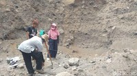 Kemudian di bagian halaman I dan halaman II, ekskavasinya bertujuan untuk mencari jejak-jejak struktur sebelum dilakukan restorasi terhadap talud dan pagar (Eko/detikcom)