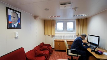 Ruang istirahat untuk para kru. Terlihat ada foto presiden Rusia, Vladimir Putin. Foto: Reuters