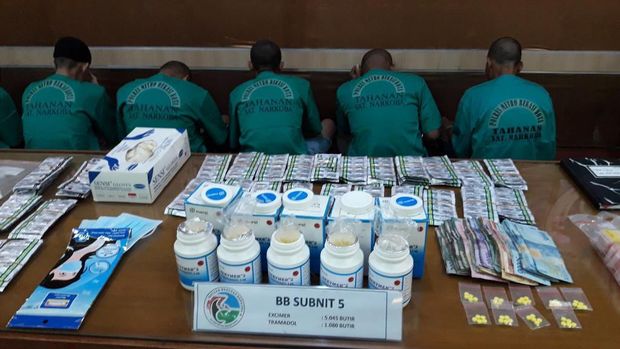 Ada ribuan obat daftar G yang dirazia polisi.