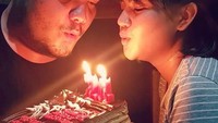 Foto ini diambil ketika Oza merayakan ulang tahunnya ke-24. Wah ia mendapat kue coklat dari kekasih tercinta.  Foto: instagram @mozakitty95