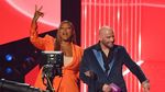 Salah Kasih Piala, Ternyata John Travolta Tak Tahu Taylor Swift