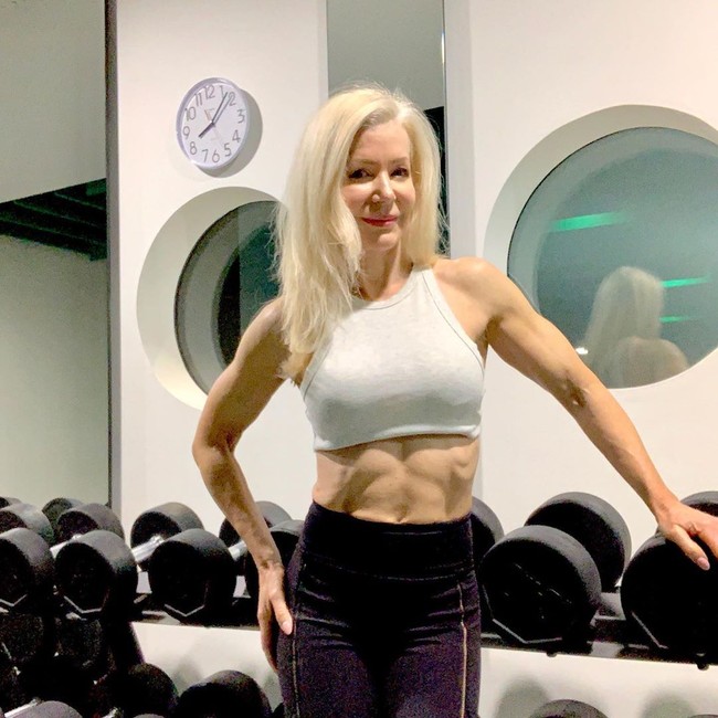 Cara Lesley menjadi influencer kebugaran sangat tidak biasa dan bahkan unik ketika ia menjadi pelatih pribadi pada usia 48 dan hanya pada saat itulah ia jatuh cinta pada dunia kesehatan.  Foto: Instagram @lesleymaxwell.fitness