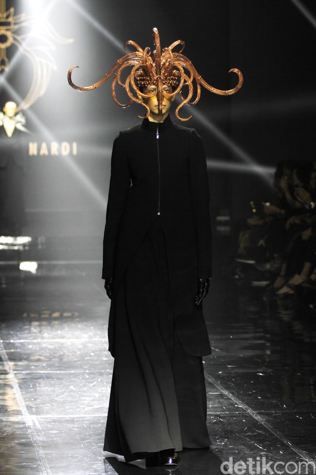 Desiner aksesori Rinaldy Yunardi menampilkan 34 provinsi di Indonesia menjadi aksesori nan megah di peragaan bertajuk Aku Untukmu Indonesia di Hotel Harris. Kelapa Gading. Jakarta. Rabu [21/08/2019]. Foto: Mohammad Abduh/Wolipop