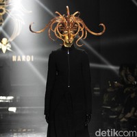 Desiner aksesori Rinaldy Yunardi menampilkan 34 provinsi di Indonesia menjadi aksesori nan megah di peragaan bertajuk Aku Untukmu Indonesia di Hotel Harris. Kelapa Gading. Jakarta. Rabu [21/08/2019]. Foto: Mohammad Abduh/Wolipop