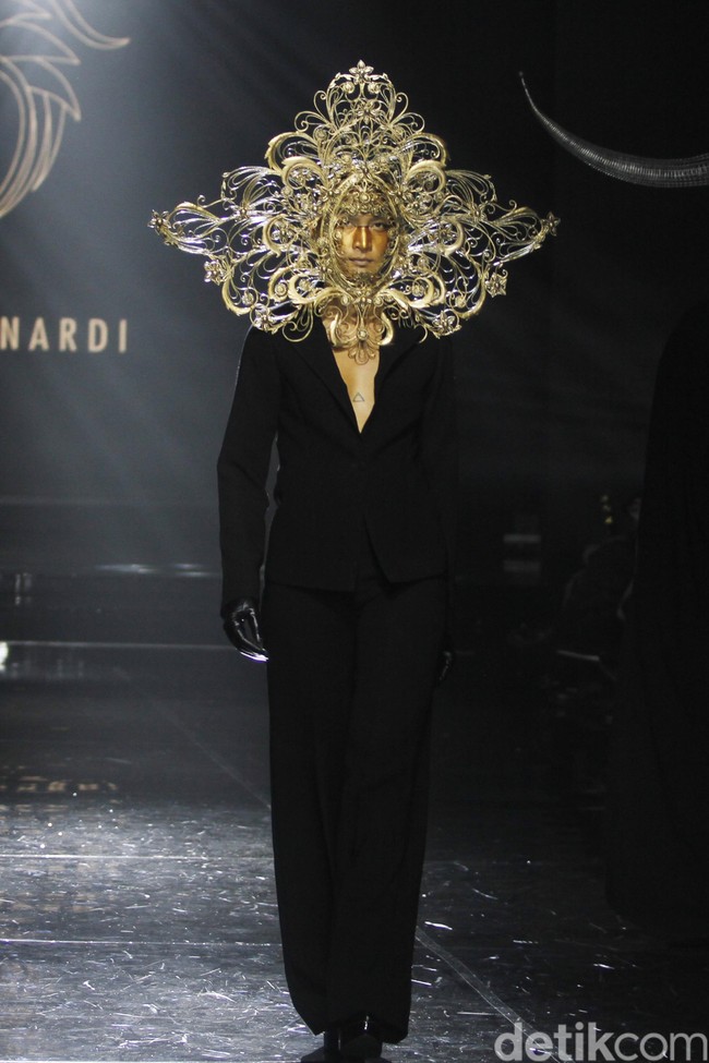 Desiner aksesori Rinaldy Yunardi menampilkan 34 provinsi di Indonesia menjadi aksesori nan megah di peragaan bertajuk Aku Untukmu Indonesia di Hotel Harris. Kelapa Gading. Jakarta. Rabu [21/08/2019]. Foto: Mohammad Abduh/Wolipop