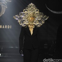 Desiner aksesori Rinaldy Yunardi menampilkan 34 provinsi di Indonesia menjadi aksesori nan megah di peragaan bertajuk Aku Untukmu Indonesia di Hotel Harris. Kelapa Gading. Jakarta. Rabu [21/08/2019]. Foto: Mohammad Abduh/Wolipop