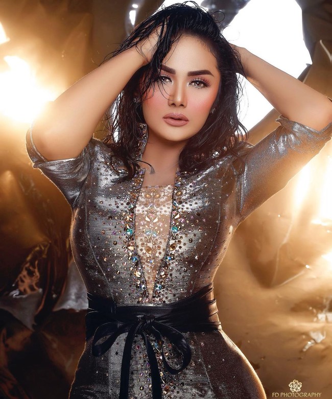 Pelantun Menghitung Hari tampil berkilauan dengan busana bertema silver dan gold yang penuh dengan bebatuan. Dress berkilauan Krisdayanti tersebut didesain oleh desaner Sally Koeswanto.  Foto: FD PHOTOGRAPHY/ Instagram @fdphotography90