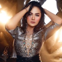 Pelantun Menghitung Hari tampil berkilauan dengan busana bertema silver dan gold yang penuh dengan bebatuan. Dress berkilauan Krisdayanti tersebut didesain oleh desaner Sally Koeswanto.  Foto: FD PHOTOGRAPHY/ Instagram @fdphotography90