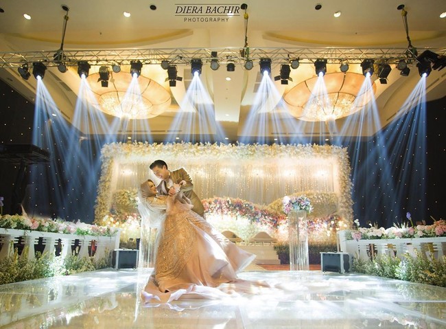 Cut Meyriska tampil bak putri raja dalam balutan gaun pengantin berwarna kecokelatan saat resepsi pernikahannya dengan Roger Danuarta di Hotel Ritz Carlton, Pacific Place, Minggu (25/8/2019). Ball gown yang dipakainya ini merupakan rancangan desainer busana muslim Ayu Dyah Andari. Foto: Instagram @dierabachir