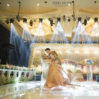 Cut Meyriska tampil bak putri raja dalam balutan gaun pengantin berwarna kecokelatan saat resepsi pernikahannya dengan Roger Danuarta di Hotel Ritz Carlton, Pacific Place, Minggu (25/8/2019). Ball gown yang dipakainya ini merupakan rancangan desainer busana muslim Ayu Dyah Andari. Foto: Instagram @dierabachir