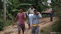 Akibat Jalan Rusak, Warga Gowa Ditandu 5 Km Menuju Puskesmas Akibat Jalan Rusak, Warga Gowa Ditandu 5 Km Menuju Puskesmas