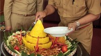 Merayakan hari ulang tahun wakilnya, Abdul Gafur temani saat proses potong tumpeng dengan masih mengenai seragam dinasnya. Foto: Instagram @abdulgafurmasud