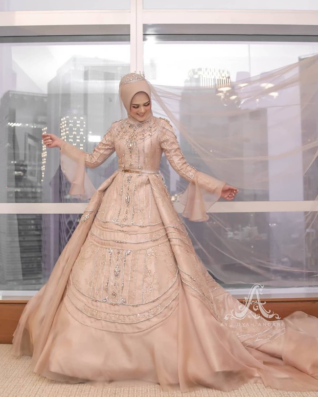 Gaun yang dibuat khusus untuk Cut Meyriska ini diungkapkan Ayu Dyah Andari terbuat dari 300 kristal Swavorski. Kristal-kristal tersebut terlihat menghiasi seluruh gaun mulai dari area kerah, dada, lengan hingga rok. Foto: Instagram @byayudyahandar