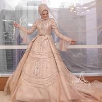 Gaun yang dibuat khusus untuk Cut Meyriska ini diungkapkan Ayu Dyah Andari terbuat dari 300 kristal Swavorski. Kristal-kristal tersebut terlihat menghiasi seluruh gaun mulai dari area kerah, dada, lengan hingga rok. Foto: Instagram @byayudyahandar