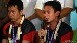 Kalung Bunga Sambut Hendra/Ahsan di Tanah Air
