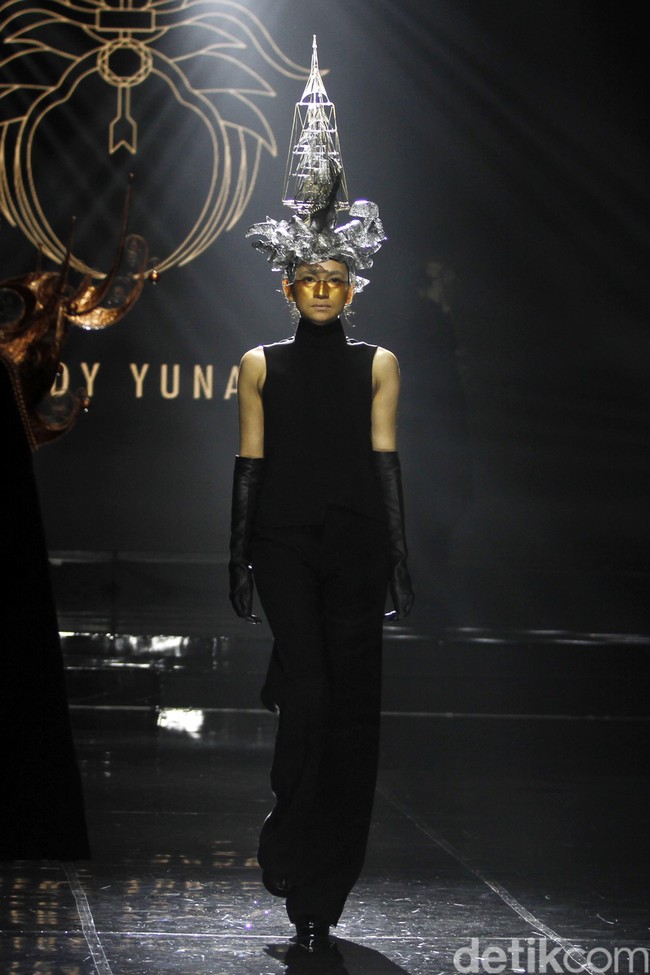 Desiner aksesori Rinaldy Yunardi menampilkan 34 provinsi di Indonesia menjadi aksesori nan megah di peragaan bertajuk Aku Untukmu Indonesia di Hotel Harris. Kelapa Gading. Jakarta. Rabu [21/08/2019]. Foto: Mohammad Abduh/Wolipop