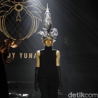 Desiner aksesori Rinaldy Yunardi menampilkan 34 provinsi di Indonesia menjadi aksesori nan megah di peragaan bertajuk Aku Untukmu Indonesia di Hotel Harris. Kelapa Gading. Jakarta. Rabu [21/08/2019]. Foto: Mohammad Abduh/Wolipop