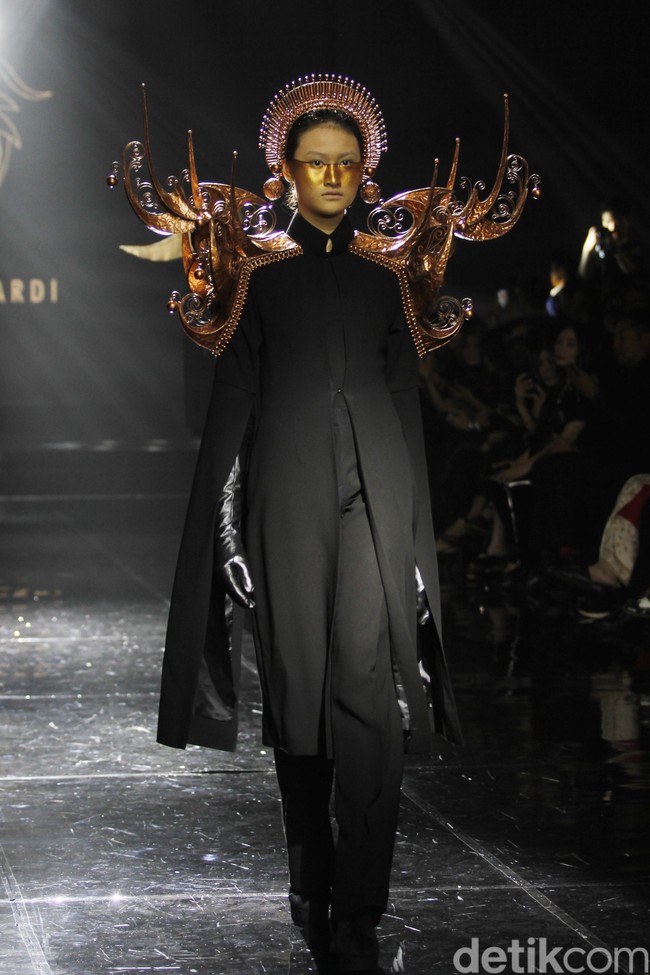 Desiner aksesori Rinaldy Yunardi menampilkan 34 provinsi di Indonesia menjadi aksesori nan megah di peragaan bertajuk Aku Untukmu Indonesia di Hotel Harris. Kelapa Gading. Jakarta. Rabu [21/08/2019]. Foto: Mohammad Abduh/Wolipop