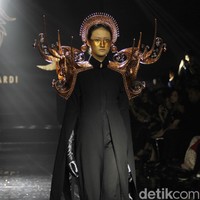 Desiner aksesori Rinaldy Yunardi menampilkan 34 provinsi di Indonesia menjadi aksesori nan megah di peragaan bertajuk Aku Untukmu Indonesia di Hotel Harris. Kelapa Gading. Jakarta. Rabu [21/08/2019]. Foto: Mohammad Abduh/Wolipop