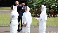 Raja Malaysia Yang Dipertuan Agong Malaysia Al- Sultan Abdullah Ri’ayatauddin Al Mustafa Billah Sh, juga membawa ketiga puterinya saat berttemu Presiden Joko Widodo (Jokowi), di Istana Bogor.