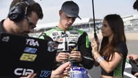 Rider tuan rumah, Tom Booth-Amos, bersiap sebelum balapan MotoGP Inggris dimulai (Mirco Lazzari gp/Getty Images)