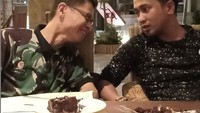 Kini gantian dirinya yang mendapat kejutan kue cokelat saat berulangtahun pada 7 Desember lalu. Foto: Instagram @abdulgafurmasud