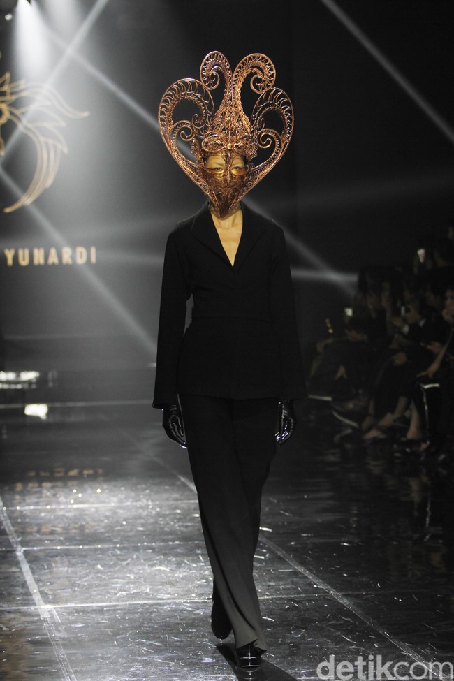 Desiner aksesori Rinaldy Yunardi menampilkan 34 provinsi di Indonesia menjadi aksesori nan megah di peragaan bertajuk Aku Untukmu Indonesia di Hotel Harris. Kelapa Gading. Jakarta. Rabu [21/08/2019]. Foto: Mohammad Abduh/Wolipop