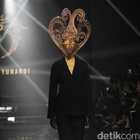 Desiner aksesori Rinaldy Yunardi menampilkan 34 provinsi di Indonesia menjadi aksesori nan megah di peragaan bertajuk Aku Untukmu Indonesia di Hotel Harris. Kelapa Gading. Jakarta. Rabu [21/08/2019]. Foto: Mohammad Abduh/Wolipop